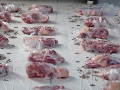اهدای 120 بسته گوشت گرم به ایتام و نیازمندان حاجی آبادی در عید قربان